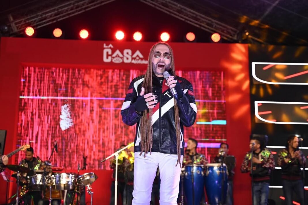 Toño Rosario sube al escenario de La Casa de Alofoke para poner a bailar a los presentes