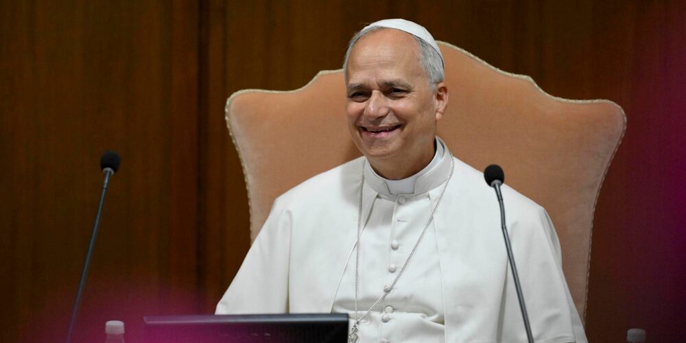 León XIV dice a los obispos que los abusos en la Iglesia "no pueden meterse en un cajón"