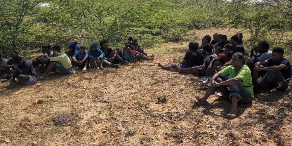 Ejército detiene a 36 haitianos en operativo con drones en Montecristi