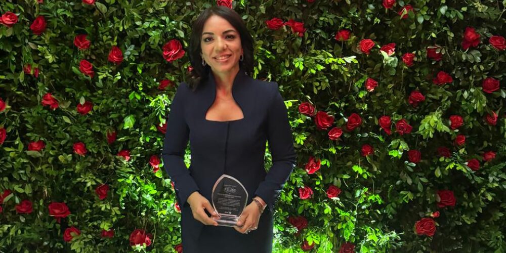 Kalys Bautista, CEO de Kaba Consulting, recibe el galardón Mujer Negocios BHD