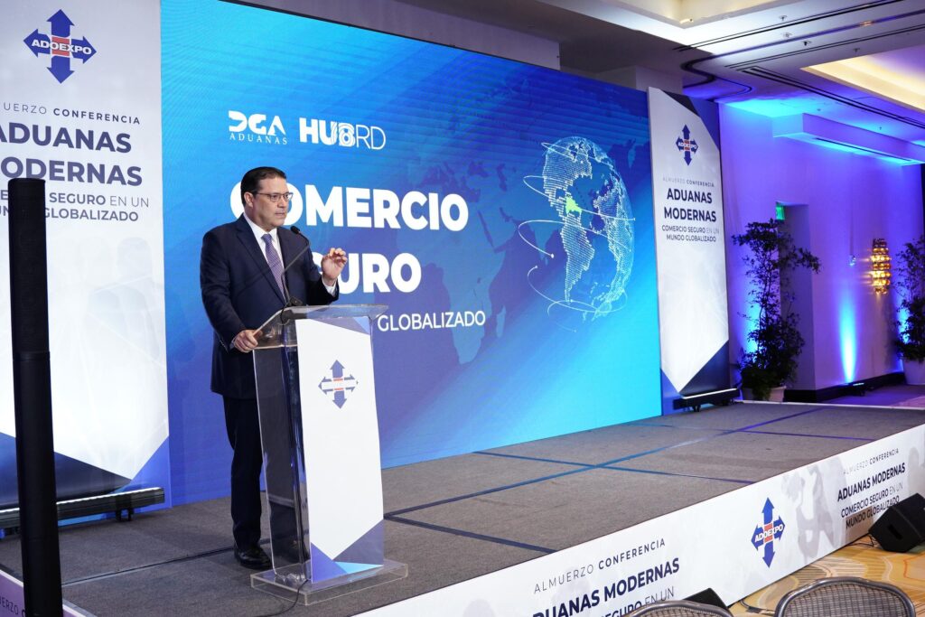 Exportaciones dominicanas rompen récord en 2025 mientras Aduanas revoluciona el comercio exterior con tecnología.