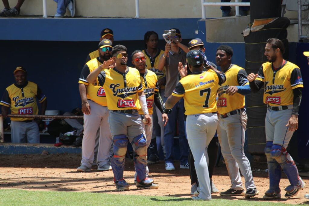 Granjeros y Reales aseguran su boleto a la ronda semifinal de la Liga de Béisbol de Verano | 2 | Granjeros y Reales aseguran su boleto a la ronda semifinal de la Liga de Béisbol de Verano - Noticias de hoy en República Dominicana | De Último Minuto