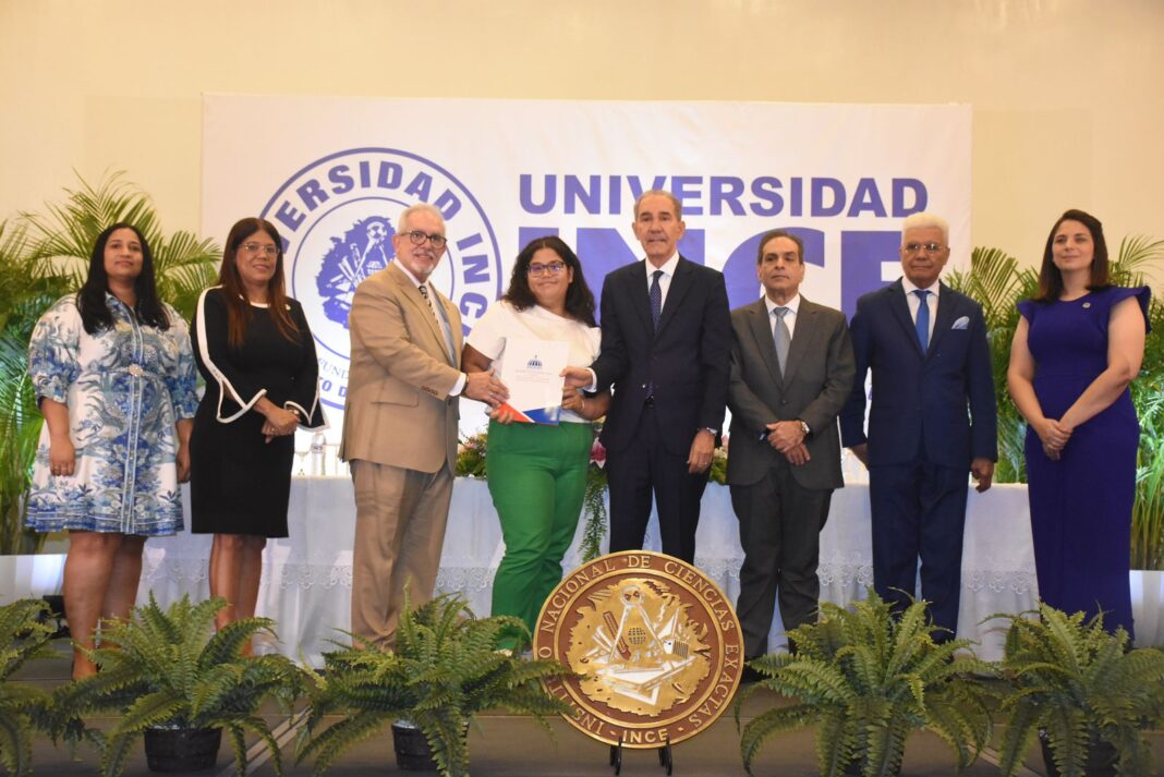 MESCyT entrega 27 becas nacionales para estudiantes en la Universidad INCE