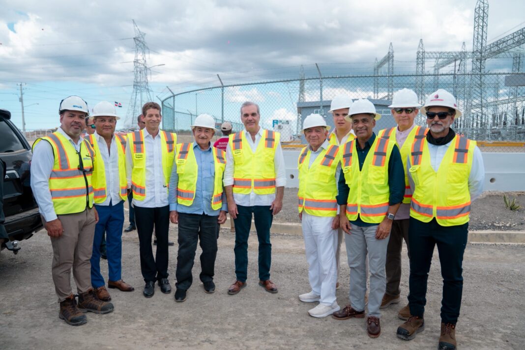 Ministro Santos: Nuevas plantas a gas fortalecerán el sistema energético del país Santo Domingo — El ministro de Energía y Minas, Joel Santos, aseguró que los proyectos de generación a gas natural en desarrollo en San Pedro de Macorís y Manzanillo representan una solución de corto plazo para mejorar la estabilidad del sistema eléctrico, al tiempo que refuerzan su sostenibilidad a largo plazo. Durante una inspección junto al presidente Luis Abinader en la planta Energas 4, en San Pedro de Macorís, Santos informó que esta unidad, con una capacidad de 130 megavatios, comenzará a operar en octubre. “Este proyecto ayudará con el abastecimiento de energía para la población y contribuirá a la estabilidad del sistema en el corto plazo, así como a la solidez del sector en el largo plazo”, señaló. El ministro destacó la flexibilidad de la nueva planta, diseñada para apoyar la demanda en horarios críticos sin comprometer la estabilidad, gracias a su estructura dividida en cuatro unidades que evita salidas repentinas de megavatios ante cualquier eventualidad. Asimismo, Santos acompañó al presidente Abinader a la provincia de Montecristi, donde supervisaron los avances del proyecto Energía 2000 en Manzanillo, que aportará 414 megavatios al Sistema Eléctrico Nacional Interconectado (SENI). “Es una de las plantas más grandes y modernas construidas en República Dominicana. Garantizará estabilidad al sistema y equilibrará la concentración de generación que históricamente se ha dado en el sur”, precisó. El titular de Energía y Minas recordó que la planta cuenta con una línea de transmisión de 345 kilovoltios, desde Manzanillo hasta El Naranjo, cerca de Santiago, pasando por la subestación de Guayubín, que refuerza la capacidad de transporte eléctrico desde la región noroeste. Santos puntualizó que, con la entrada gradual de estas plantas y otros proyectos en curso, como el cierre del ciclo combinado de SIBA que sumará 68 megavatios, el país recibirá en los próximos meses alrededor de 612 megavatios adicionales, mejorando significativamente la estabilidad y confiabilidad del servicio eléctrico. “Estos proyectos responden a la planificación general del sistema y marcarán un antes y un después en el sector energético, pensados no solo para el desarrollo del sector, sino para el bienestar de todo el pueblo dominicano”, concluyó el ministro.