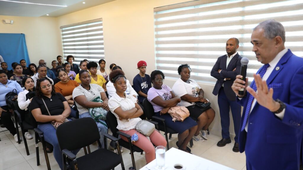 MESCyT entrega 108 becas para estudiar en el ITSC y ISPFB - Noticias de hoy en República Dominicana | De Último Minuto