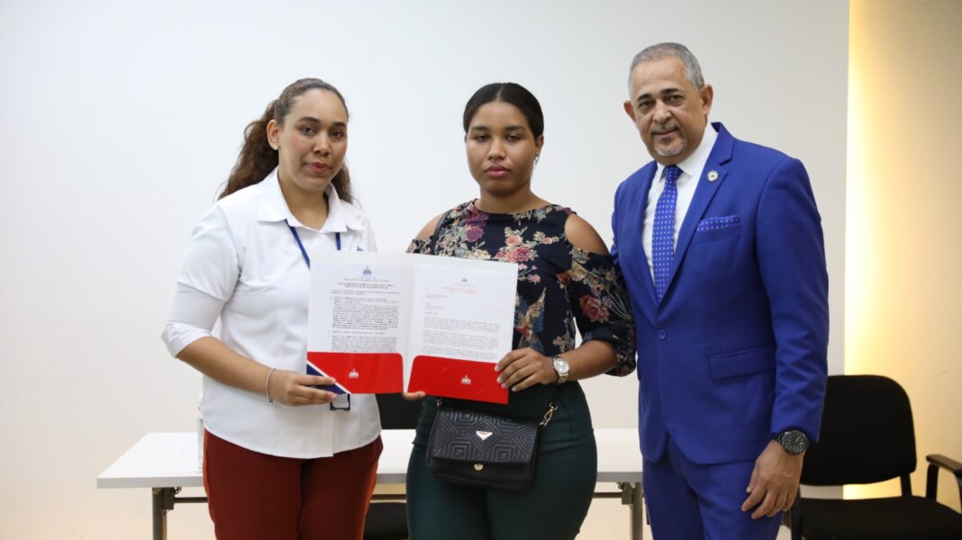 MESCyT entrega 108 nuevas becas a estudiantes meritorios