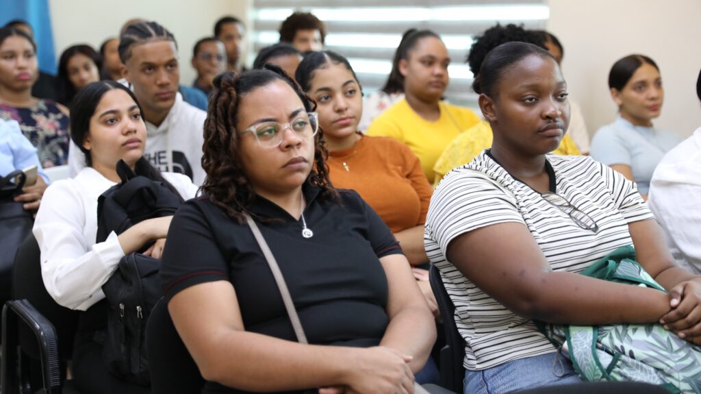 MESCyT entrega 108 becas para estudiar en el ITSC y ISPFB - Noticias de hoy en República Dominicana | De Último Minuto