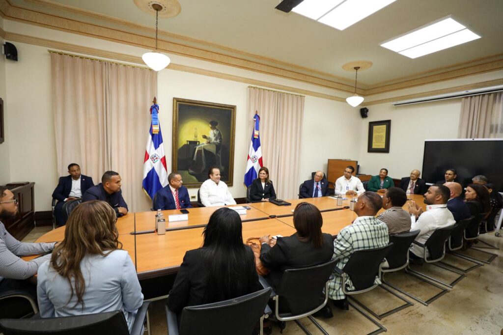 Vicepresidenta recibe a estudiantes de la diáspora y refuerza compromiso con la educación en el exterior | 3 | Vicepresidenta recibe a estudiantes de la diáspora y refuerza compromiso con la educación en el exterior - Noticias de hoy en República Dominicana | De Último Minuto
