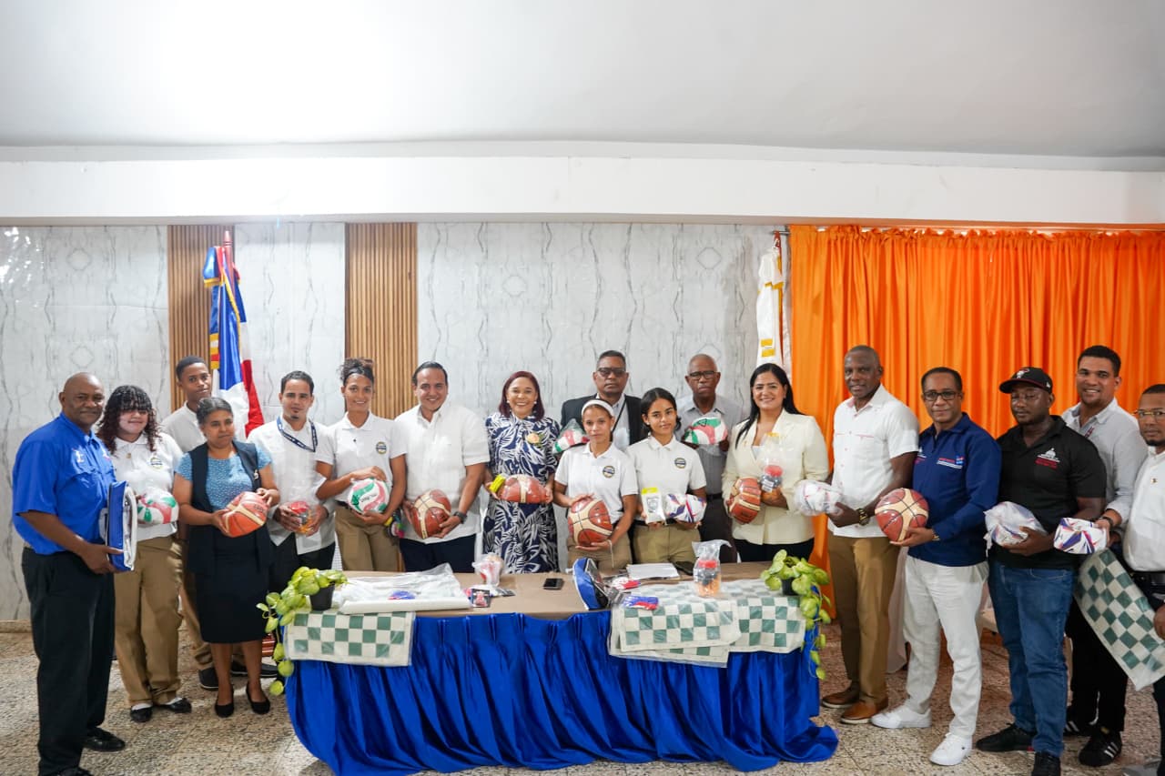 INEFI realiza entrega masiva de utilería deportiva a más de 100 escuelas del país para inicio del año escolar - Noticias de hoy en República Dominicana | De Último Minuto