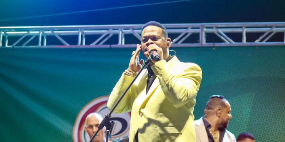 Azua inicia fiestas patronales con noche memorable junto a Yiyo Sarante