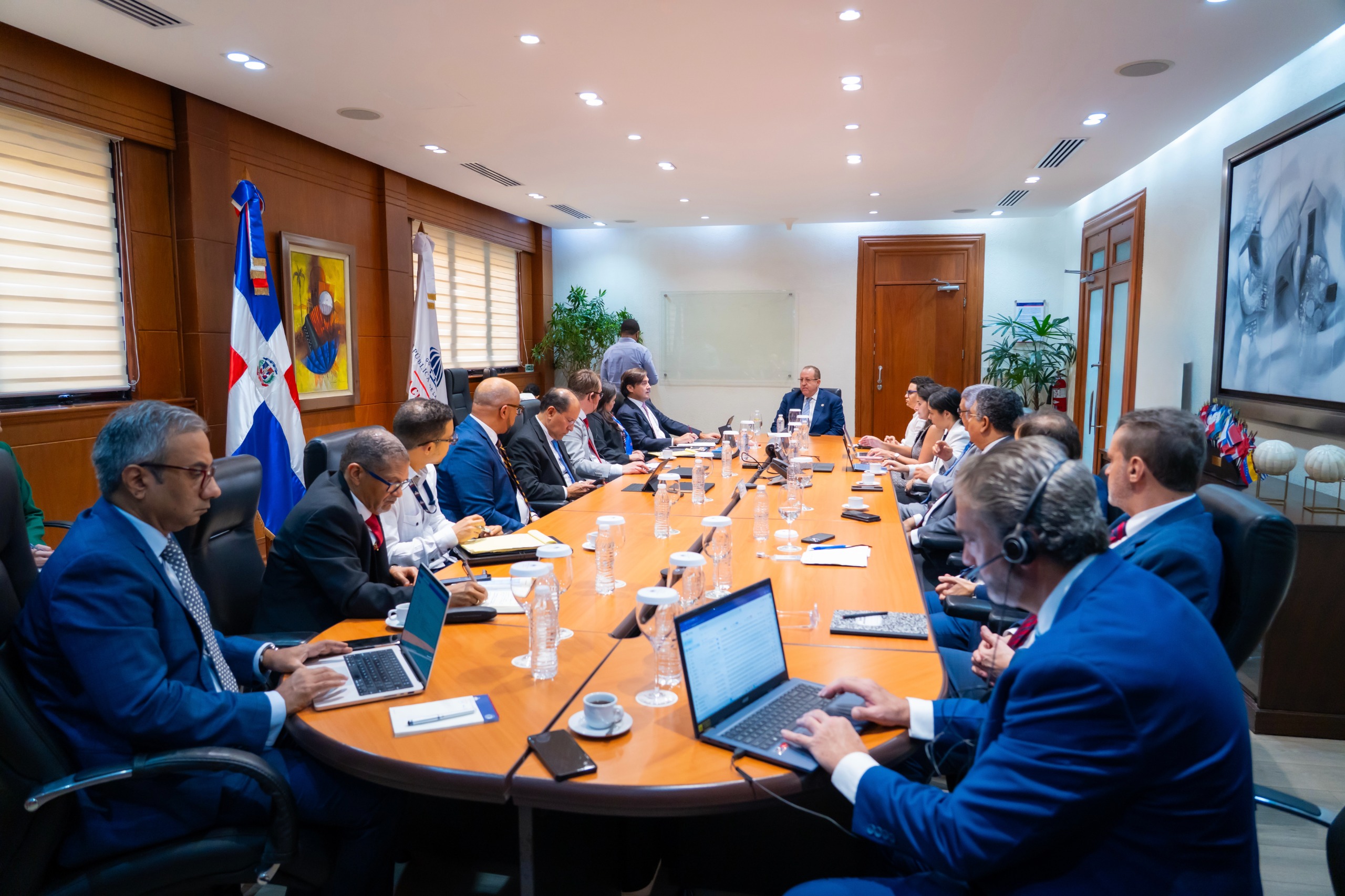El ministro de Hacienda y Economía, Magín Díaz, recibió este lunes a la delegación del Fondo Monetario Internacional (FMI).