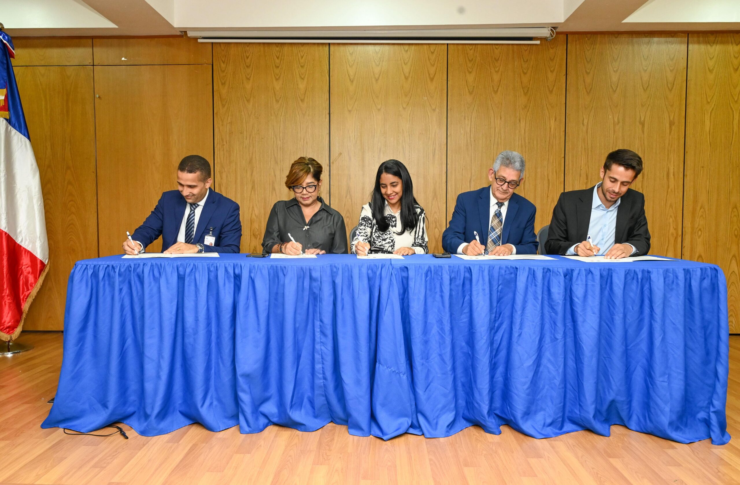RD y Francia firman acuerdo para impulsar finanzas públicas sostenibles e inclusivas