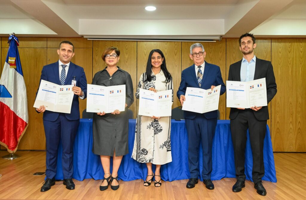 RD y Francia firman acuerdo para impulsar finanzas públicas sostenibles e inclusivas | 3 | RD y Francia firman acuerdo para impulsar finanzas públicas sostenibles e inclusivas - Noticias de hoy en República Dominicana | De Último Minuto