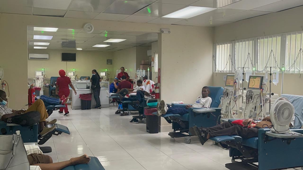 Pacientes de diálisis denuncian precariedades en hospital Cabral y Báez por fallas en aires acondicionados y agua