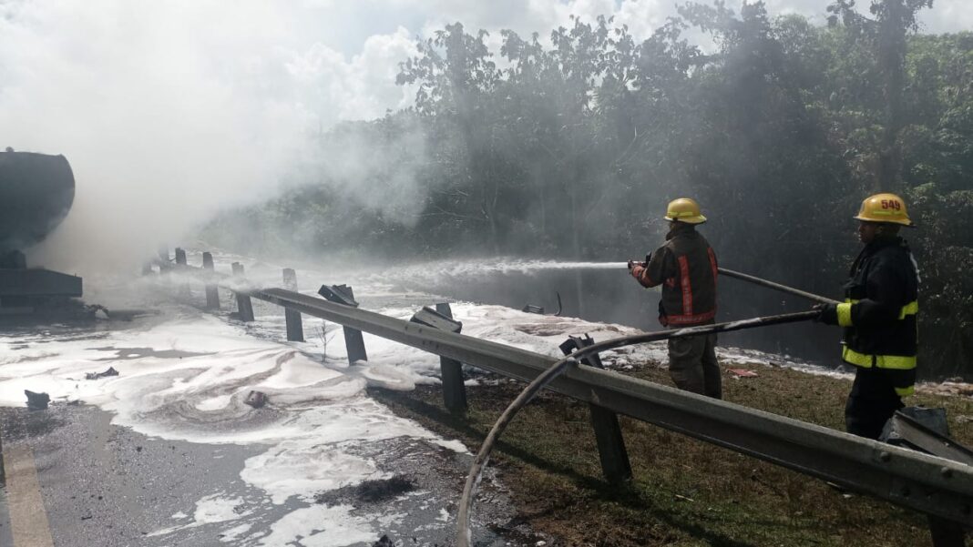 Sistema 911 coordina asistencia ante accidente de tránsito con incendio en SDN