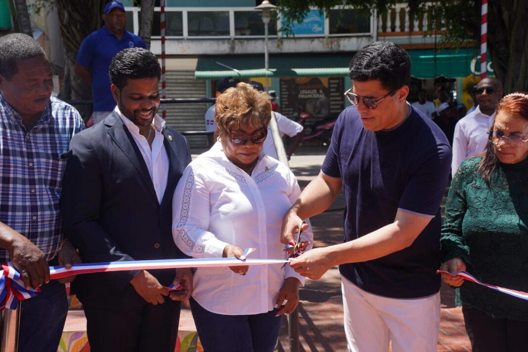 David Collado entrega obras en Boca Chica y deja otras iniciadas