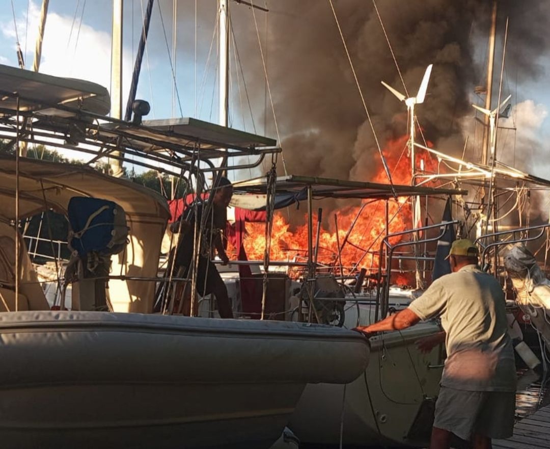Registran incendio en veleros del muelle de Cumayasa