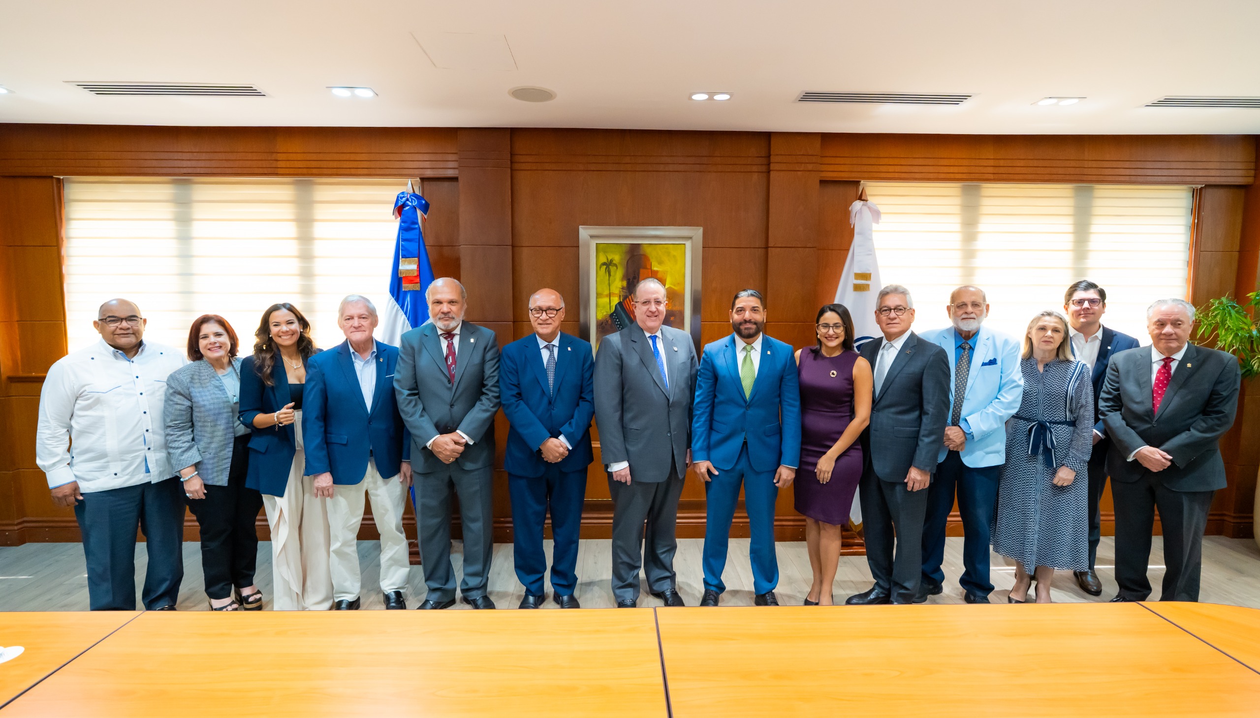 Ministro de Hacienda junto a representantes de sectores productivos.