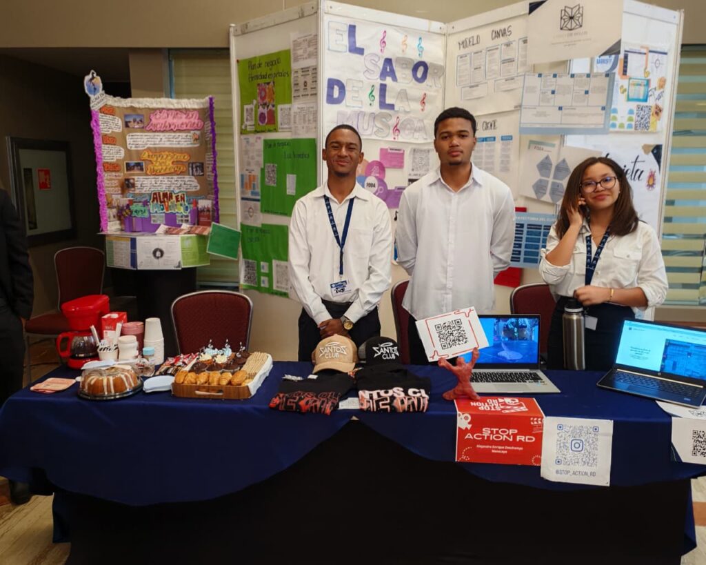 Educación gradúa a 300 jóvenes estudiantes del diplomado “Yo Emprendedor 2025” | 5 | Educación gradúa a 300 jóvenes estudiantes del diplomado “Yo Emprendedor 2025” - Noticias de hoy en República Dominicana | De Último Minuto