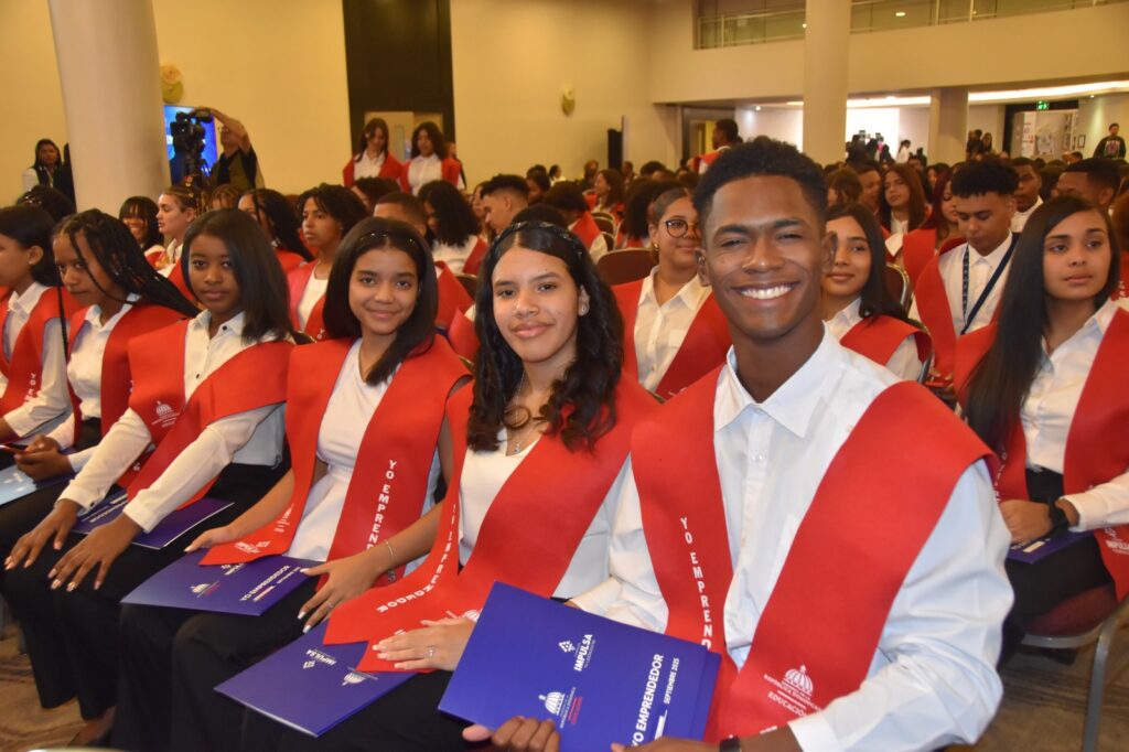 Educación gradúa a 300 jóvenes estudiantes del diplomado “Yo Emprendedor 2025” | 4 | Educación gradúa a 300 jóvenes estudiantes del diplomado “Yo Emprendedor 2025” - Noticias de hoy en República Dominicana | De Último Minuto