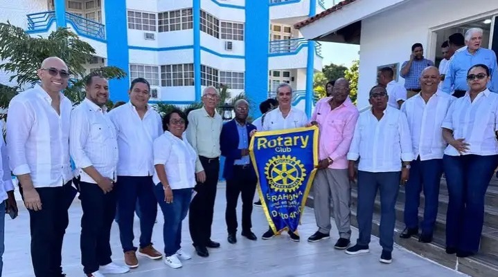 Presidente Abinader aprueba construcción de bajo techo mixto en la cancha Marino G. Matos en Barahona