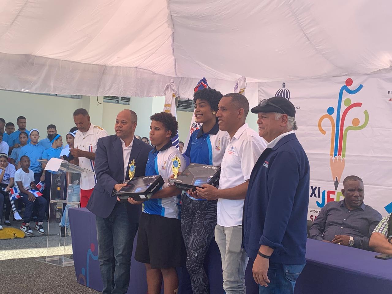 Azua recibe la antorcha olímpica rumbo a los Juegos Nacionales Escolares 2025 - Noticias de hoy en República Dominicana | De Último Minuto