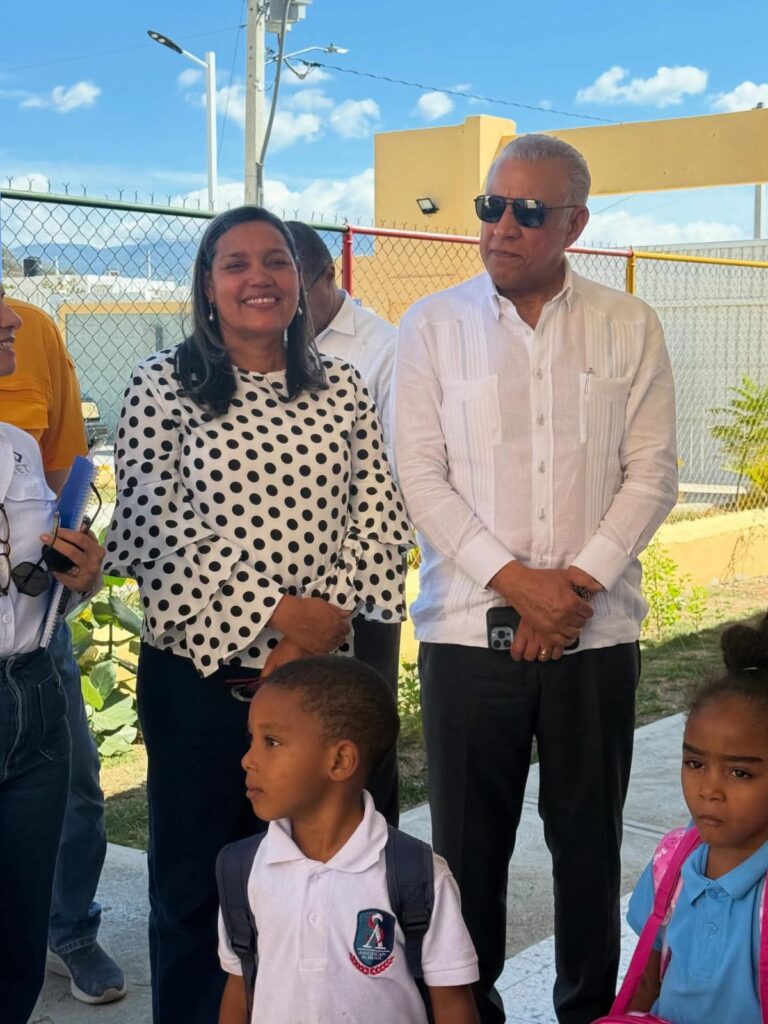 Gobernadora Minerva Navarro recibe al Ministro Administrativo de la Presidencia en Monte Grande | 4 | Gobernadora Minerva Navarro recibe al Ministro Administrativo de la Presidencia en Monte Grande - Noticias de hoy en República Dominicana | De Último Minuto