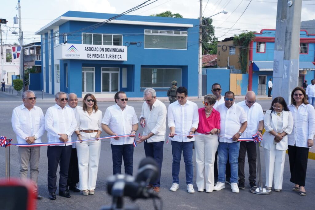Abinader y Collado entregan aceras del Centro Histórico y edificio de ADOMPRETUR en Puerto Plata | 5 | Abinader y Collado entregan aceras del Centro Histórico y edificio de ADOMPRETUR en Puerto Plata - Noticias de hoy en República Dominicana | De Último Minuto