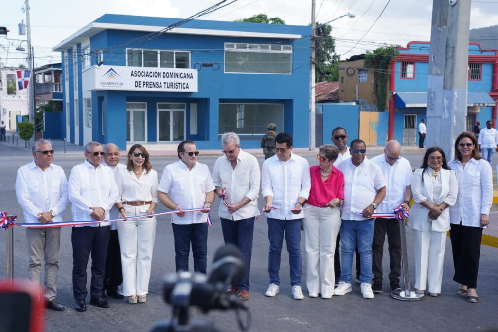 Abinader y Collado entregan aceras del Centro Histórico y edificio de ADOMPRETUR en Puerto Plata | 6 | Abinader y Collado entregan aceras del Centro Histórico y edificio de ADOMPRETUR en Puerto Plata - Noticias de hoy en República Dominicana | De Último Minuto