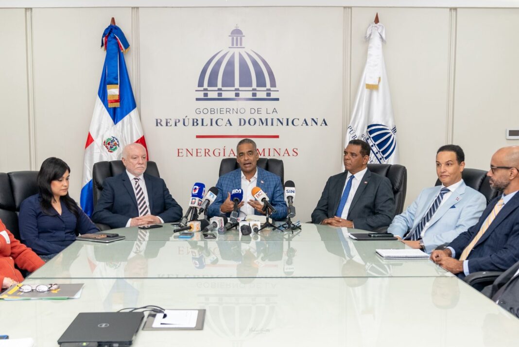 El presidente de Camipe, Pedro Esteva, agradeció el Gobierno dominicano por el apoyo al sector minero metálico y no metálico, a través del MEM, y resaltó que el crecimiento de la minería dominicana se traduce en beneficio de la economía nacional.