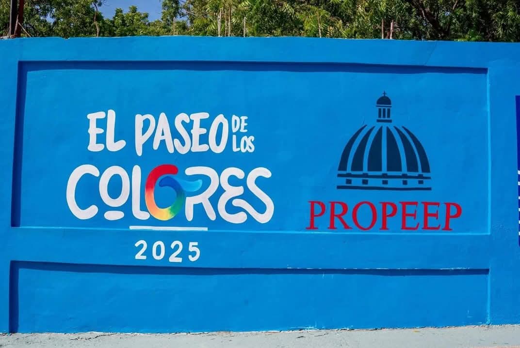 Gobernadora y autoridades locales acompañan al director de Propeep en inauguración del Paseo de Colores en Azua