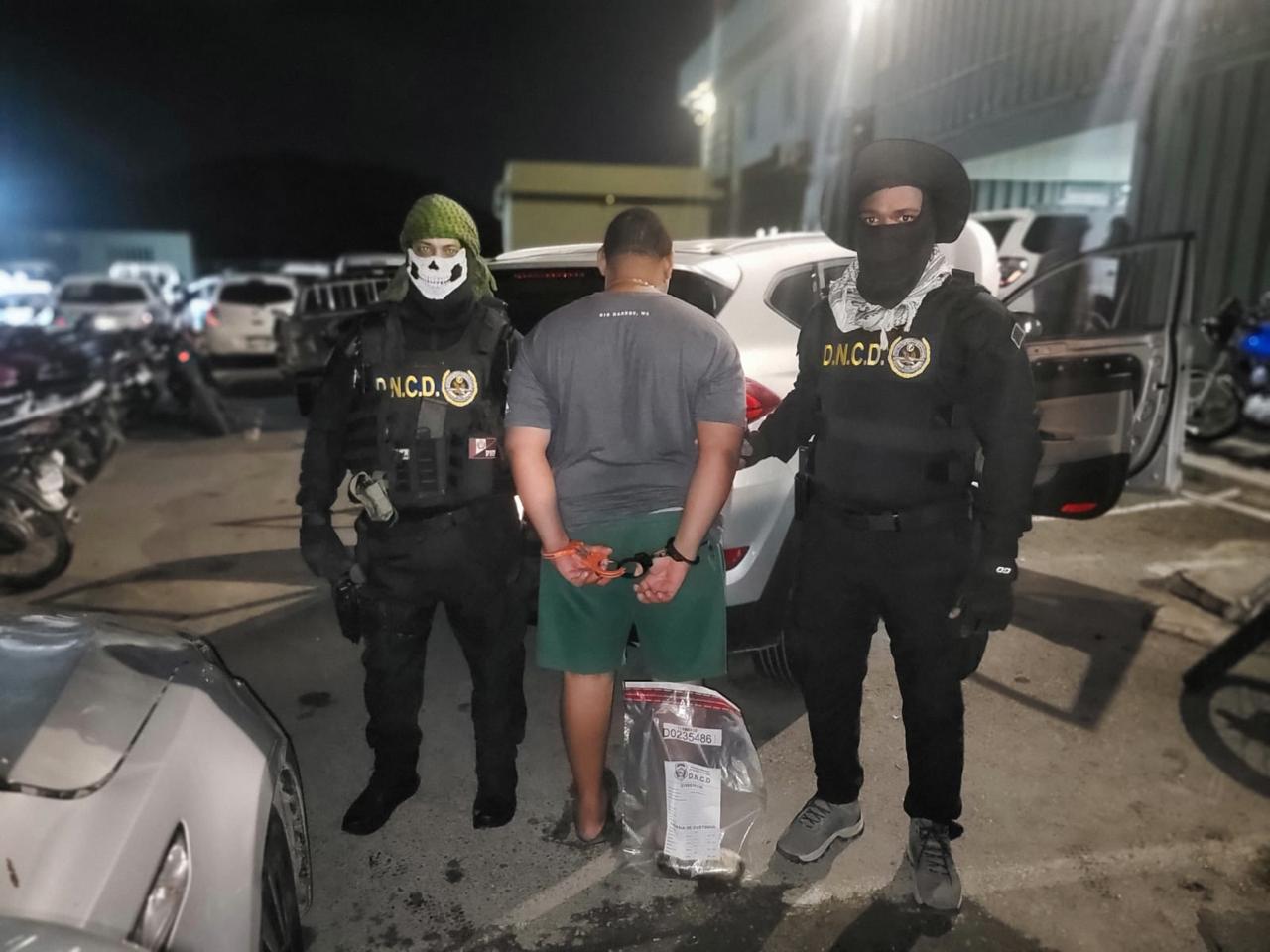 Arrestan dos hombres y una mujer e intervienen 36 paquetes presumiblemente cocaína