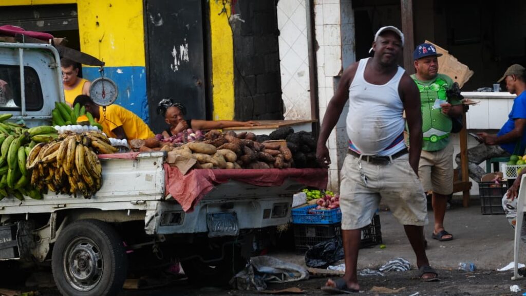 Residentes dicen que, pese a redadas, haitianos indocumentados siguen en los barrios
