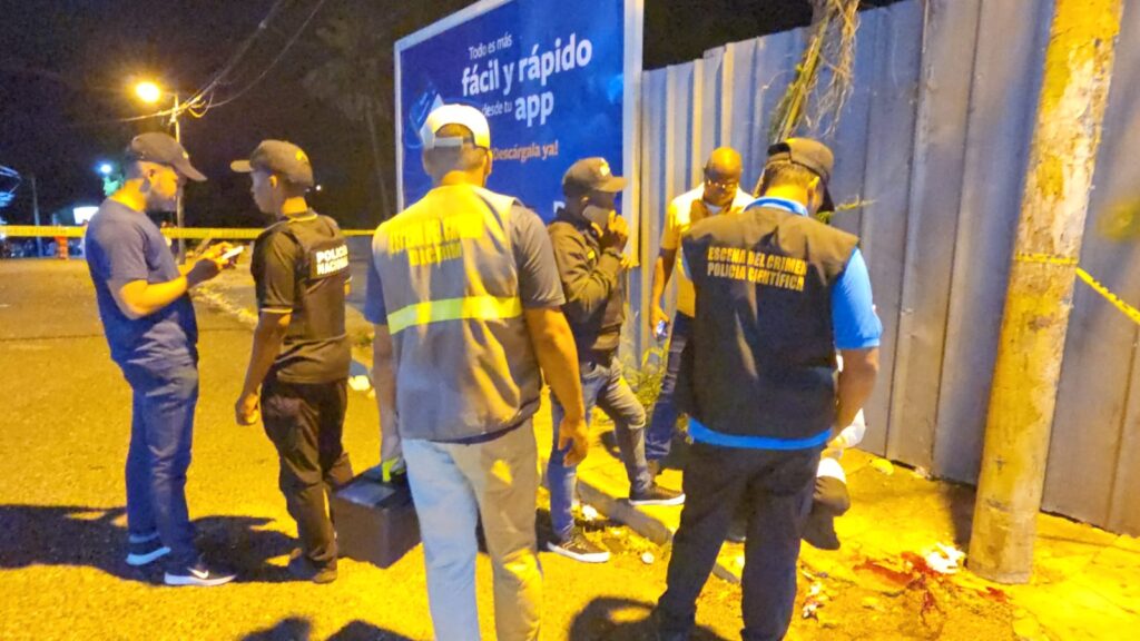 Hombre es ultimado a balazos frente a centro comercial en La Romana | 2 | Hombre es ultimado a balazos frente a centro comercial en La Romana