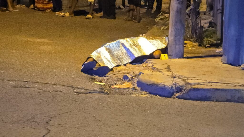 Hombre es ultimado a balazos frente a centro comercial en La Romana | 3 | Hombre es ultimado a balazos frente a centro comercial en La Romana