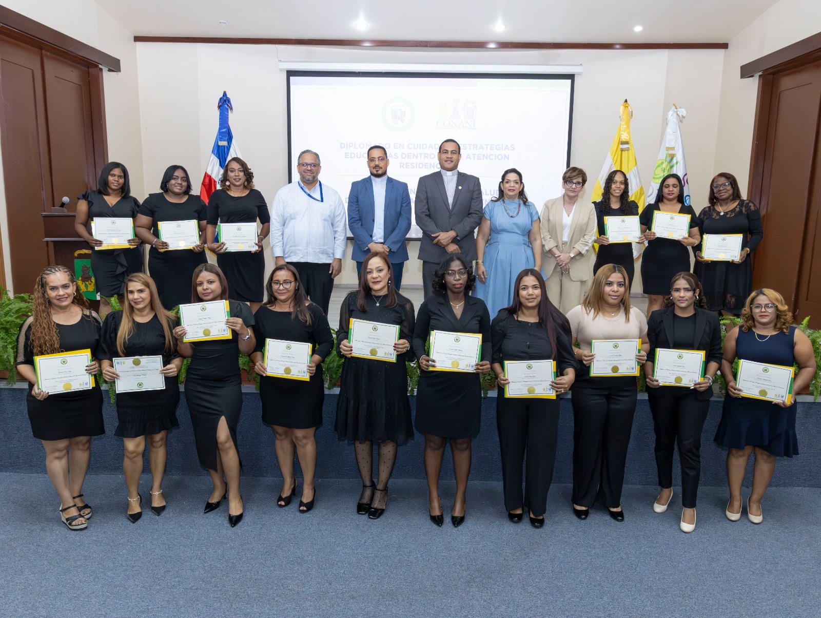 CONANI y Universidad Católica certifican a 98 colaboradores en diplomados de atención residencial a NNA