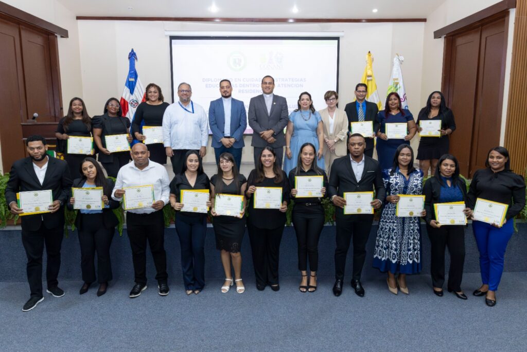 CONANI y Universidad Católica certifican a 98 colaboradores en diplomados de atención residencial a NNA - Noticias de hoy en República Dominicana | De Último Minuto