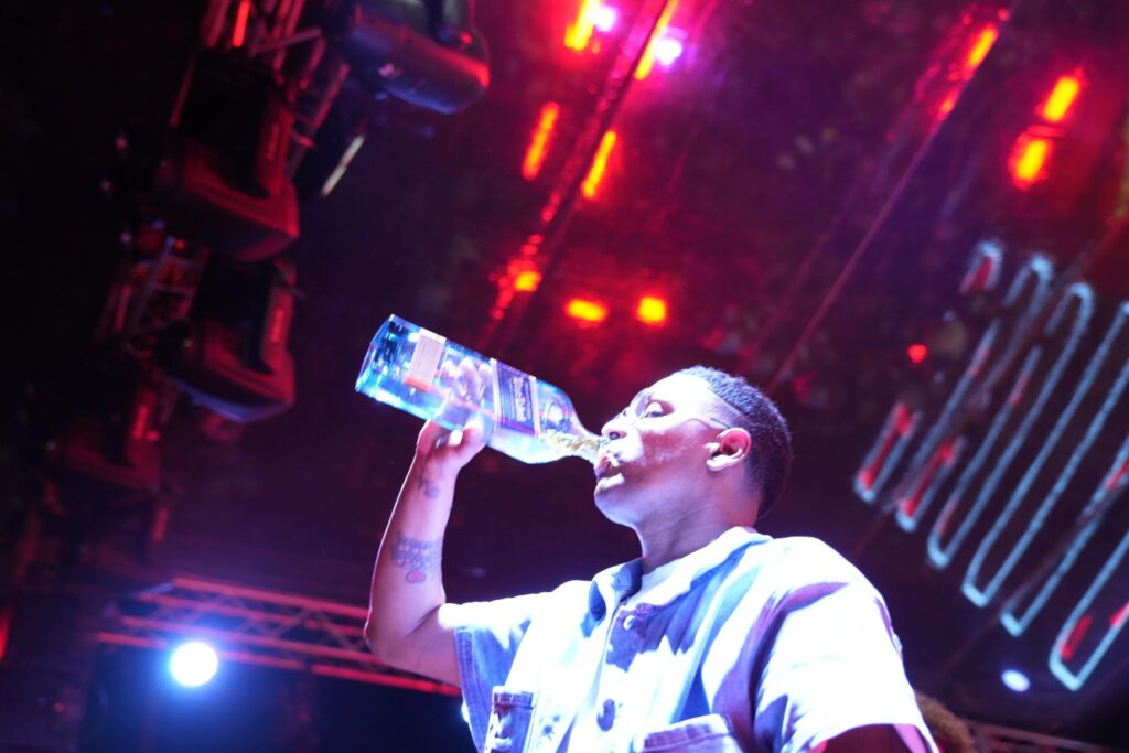 Don Miguelo pone el whisky a correr en la gran final de La Casa de Alofoke