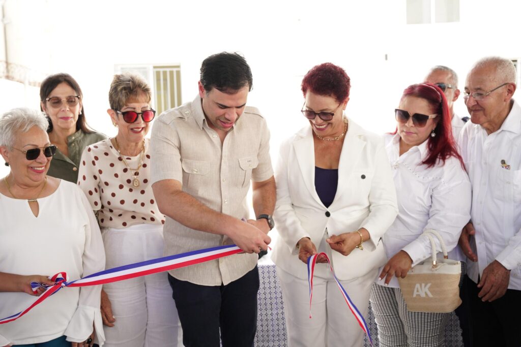 Ministro inaugura academia de merengue típico en cuna del género dominicano