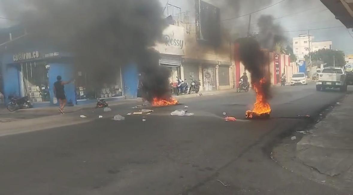 Residentes de Las Palmas de Herrera protestan con neumáticos encendidos por falta de agua y apagones