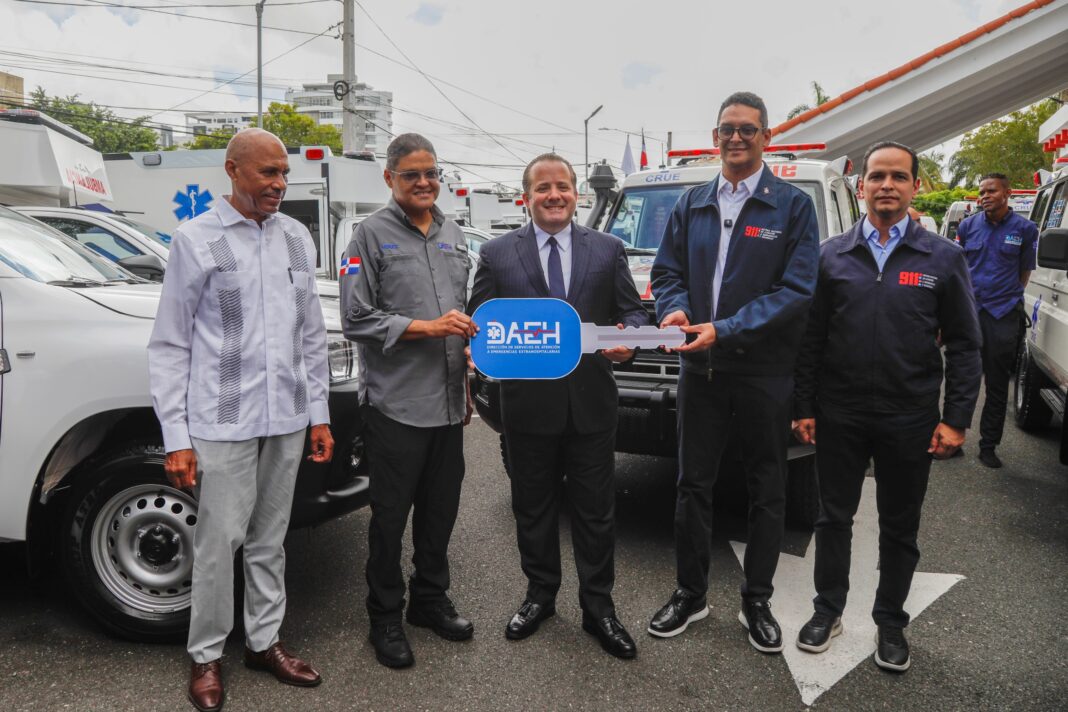 Ministro de la Presidencia anuncia ampliación Sistema 911 en Pedernales durante entrega de 46 nuevas ambulancias a la DAEH