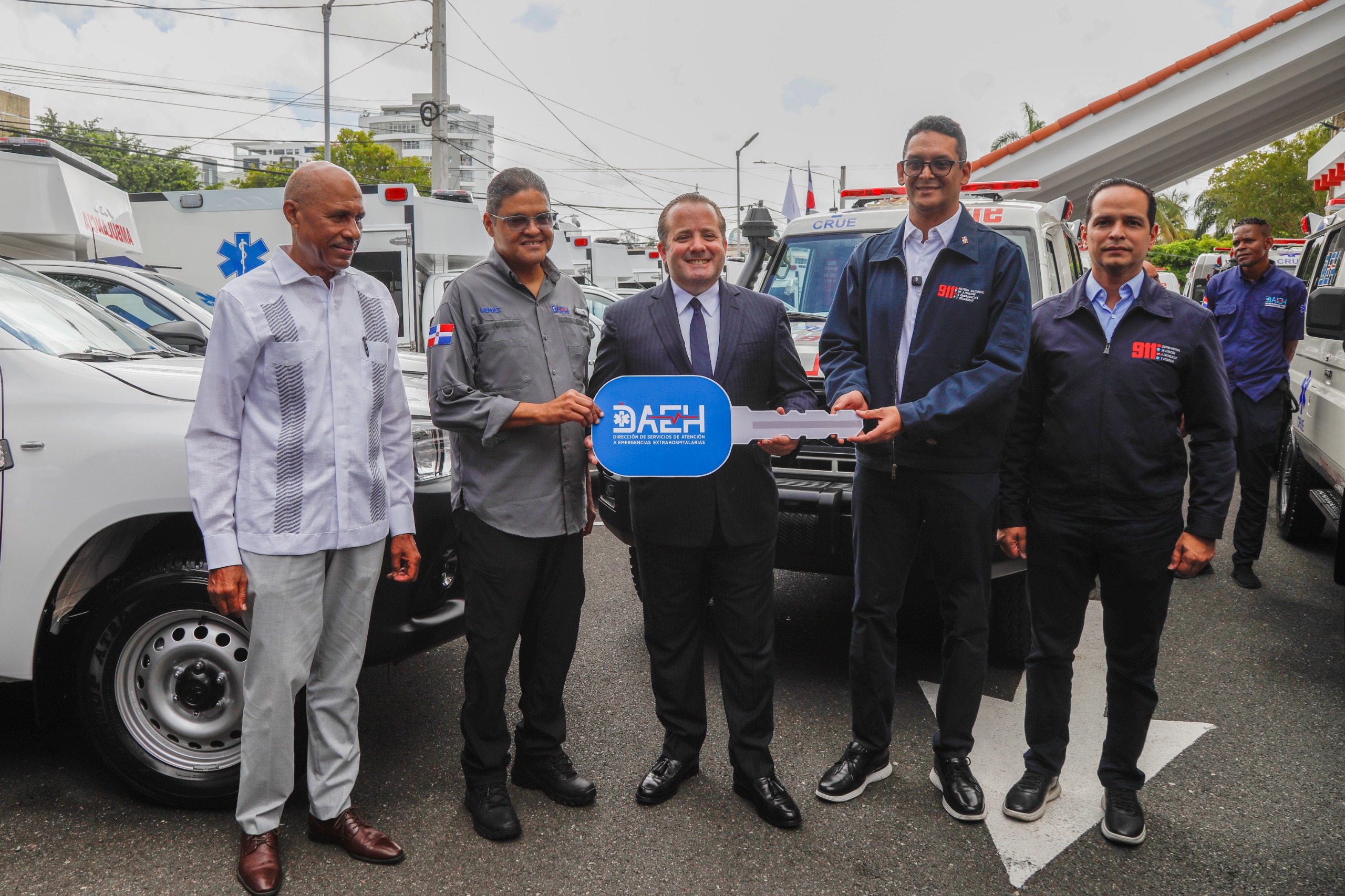 Ministro de la Presidencia anuncia ampliación Sistema 911 en Pedernales durante entrega de 46 nuevas ambulancias a la DAEH