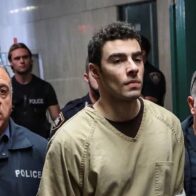 Juez desestima los cargos de terrorismo en el caso estatal contra Luigi Mangione