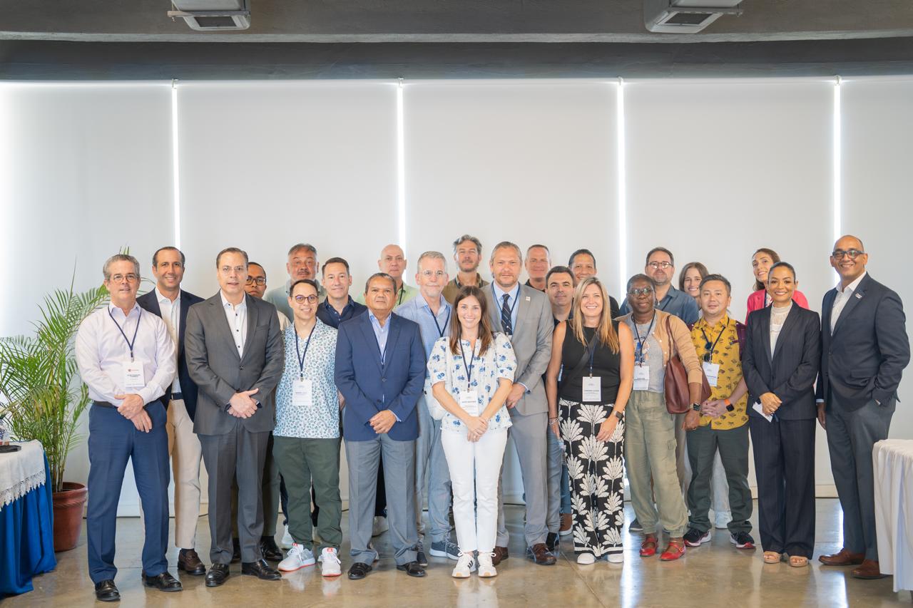 Delegación de empresarios estadounidenses junto a funcionarios del MICM.