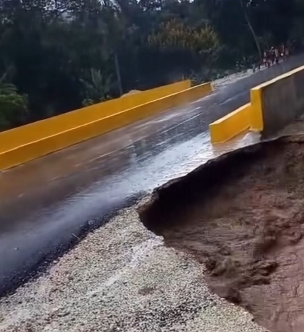 Reportan socavón provocado por las fuertes lluvias en Juan Santiago
