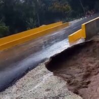 Reportan socavón provocado por las fuertes lluvias en Juan Santiago