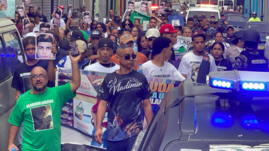 Familiares de José Vladimir Valerio marchan en Santiago exigiendo justicia y limpieza de su nombre