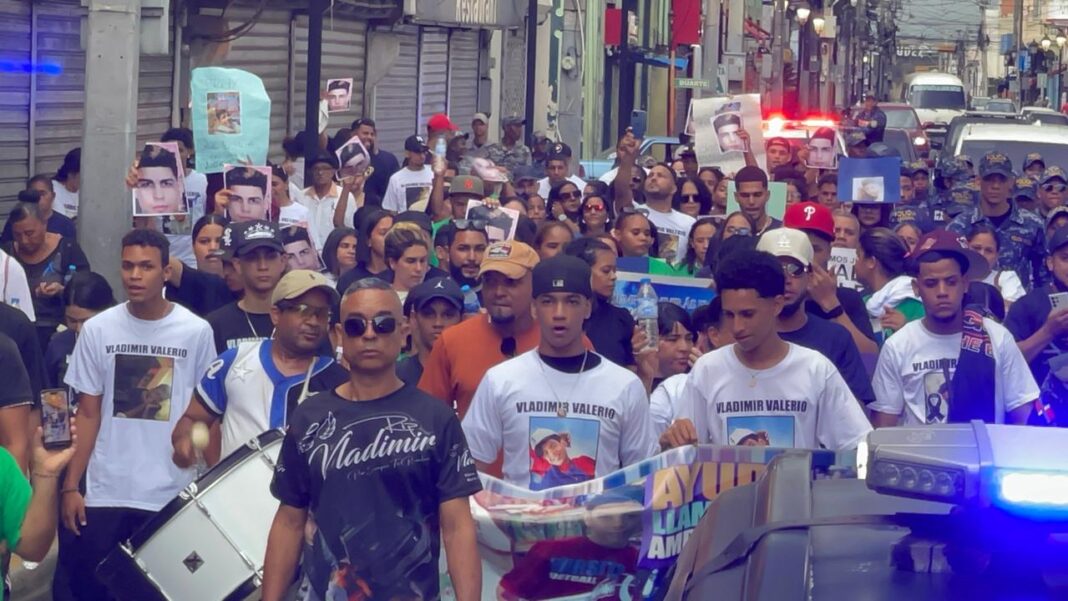 Familiares y allegados marchan en Santiago exigiendo justicia por peluquero tras realizar novenario este domingo