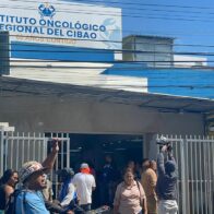 Pacientes y comunitarios rechazan posible privatización del Centro Oncológico de Santiago