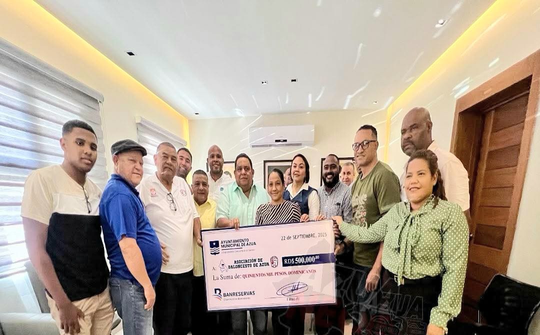 Alcalde de Azua suelta medio millón en cheques para torneo de baloncesto ¡A encestar!